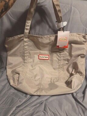 Hunter Neutral Tote with Red-Trim Logo Patch BNWT.
